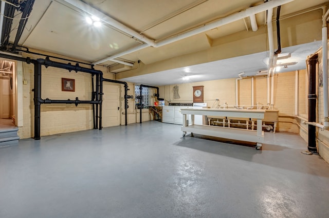 garage with washing machine and dryer