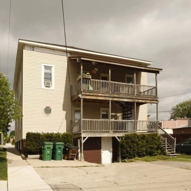 121 S Court St, Howell, MI 48843 - view of front of property with a balcony