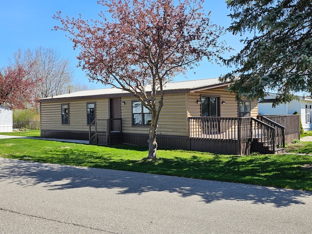 manufactured / mobile home featuring a front yard