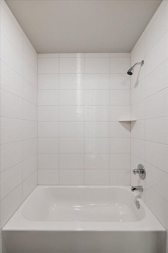 bathroom with tiled shower / bath