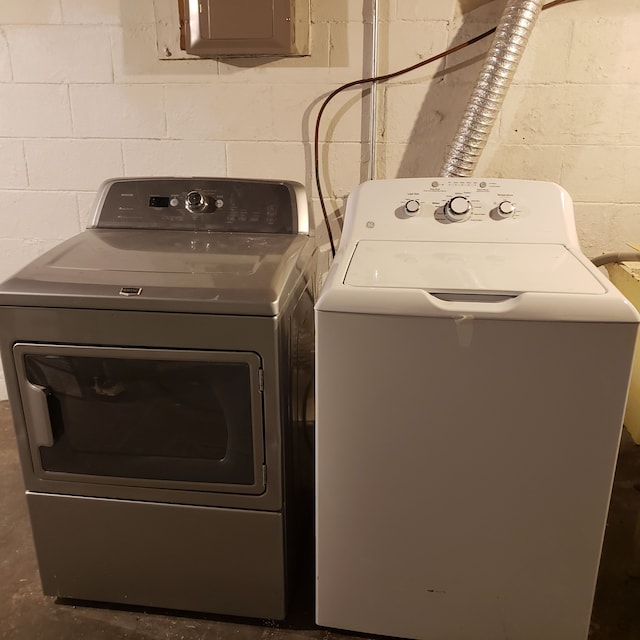 laundry room with washing machine and dryer