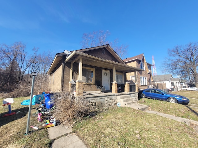 view of front of house featuring covered porch and a front yard