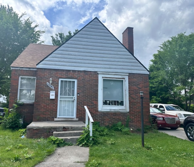 view of front of house featuring a front yard