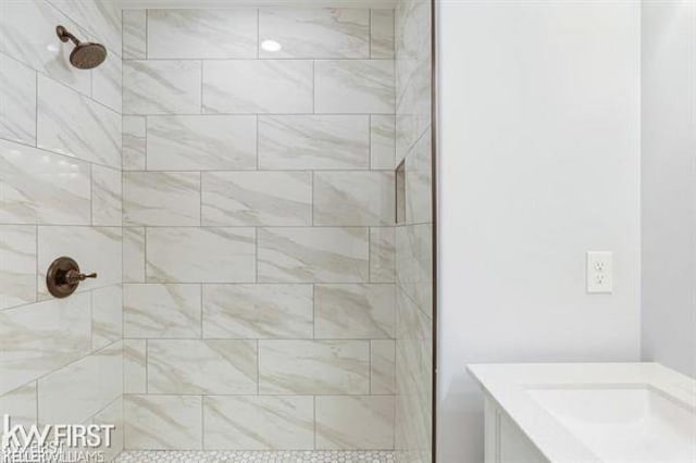 bathroom featuring a tile shower