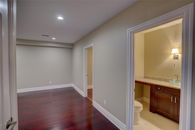 8498 Highgrove Ct, Grand Blanc, MI 48439 - hallway featuring light wood-style floors, baseboards, recessed lighting, and a sink