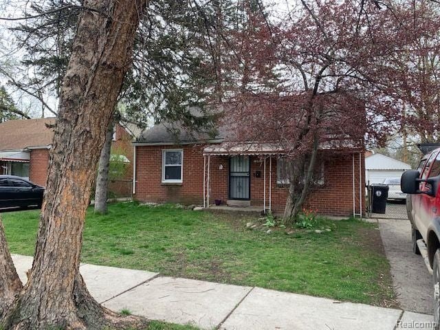 view of front of home with a front lawn