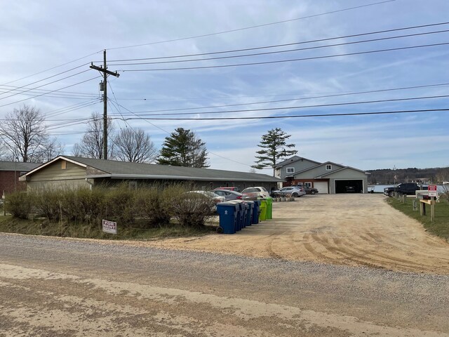 9470 Pontiac Lake Rd, White Lake, MI 48386 - view of front of property featuring driveway