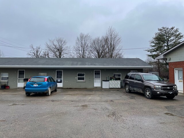 9470 Pontiac Lake Rd, White Lake, MI 48386 - ranch-style home featuring roof with shingles and concrete block siding