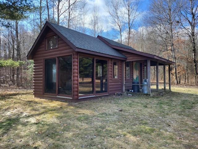 view of front of property featuring a front lawn