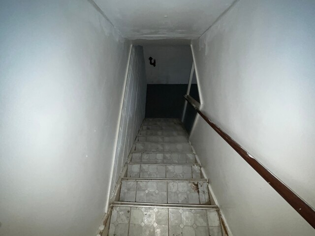 18903 Evergreen Rd, Detroit, MI 48219 - view of staircase