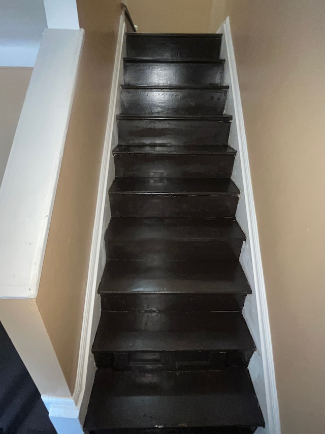 18903 Evergreen Rd, Detroit, MI 48219 - view of staircase