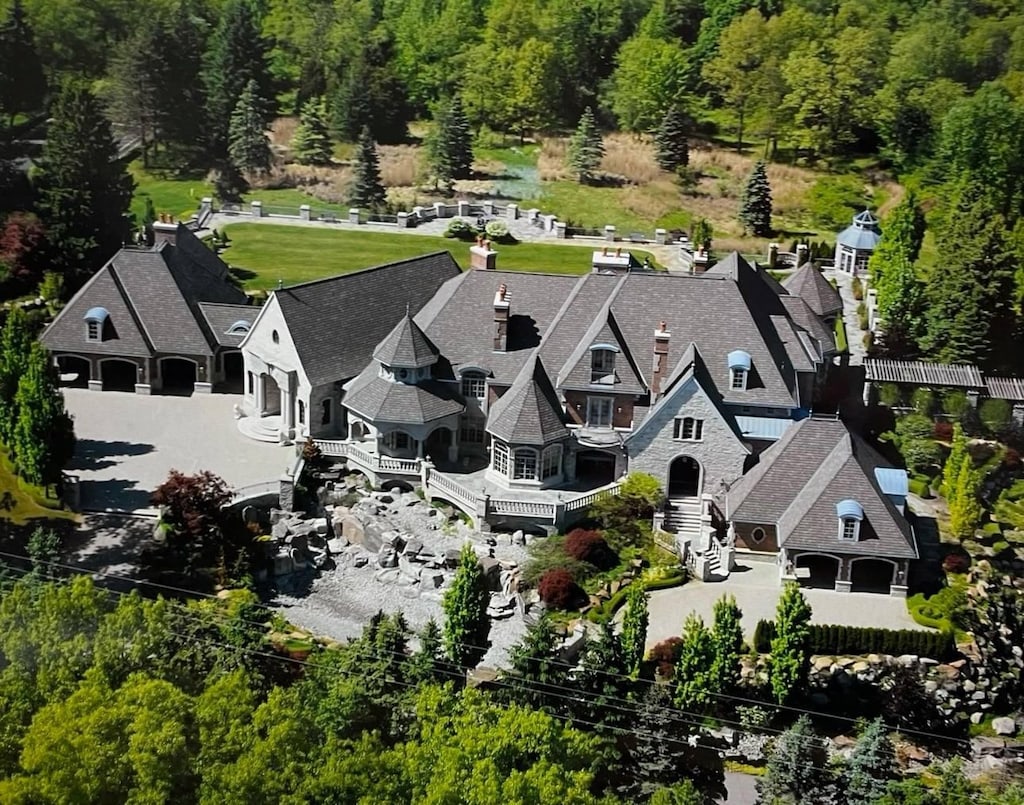 1558 Dutton Rd, Rochester, MI 48306 - aerial view of property and surrounding area featuring a forest