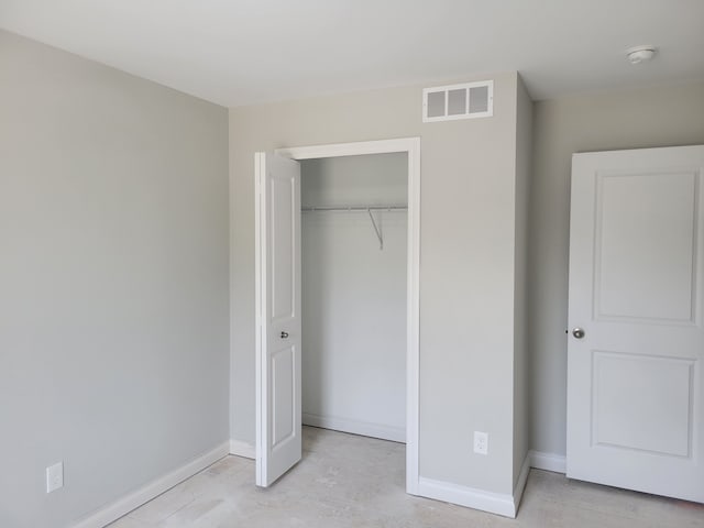 unfurnished bedroom featuring a closet