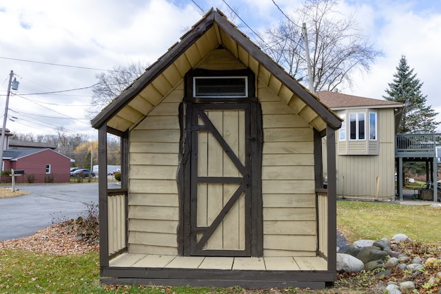 view of outbuilding