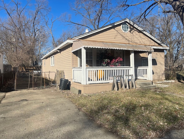 view of front of house featuring covered porch and a front lawn