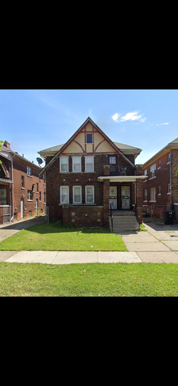 view of front facade featuring a front yard and covered porch