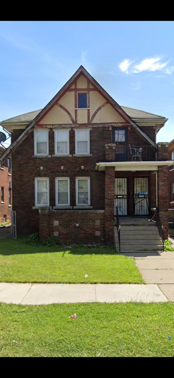 view of front of property with covered porch and a front yard