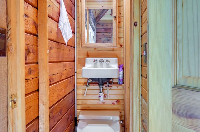 bathroom featuring toilet and sink