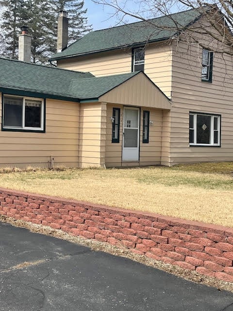 view of front of home featuring a front lawn