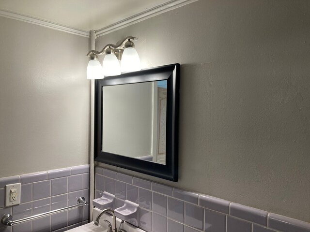 8900 E Jefferson Ave Unit 1431, Detroit, MI 48214 - bathroom featuring ornamental molding and tile walls