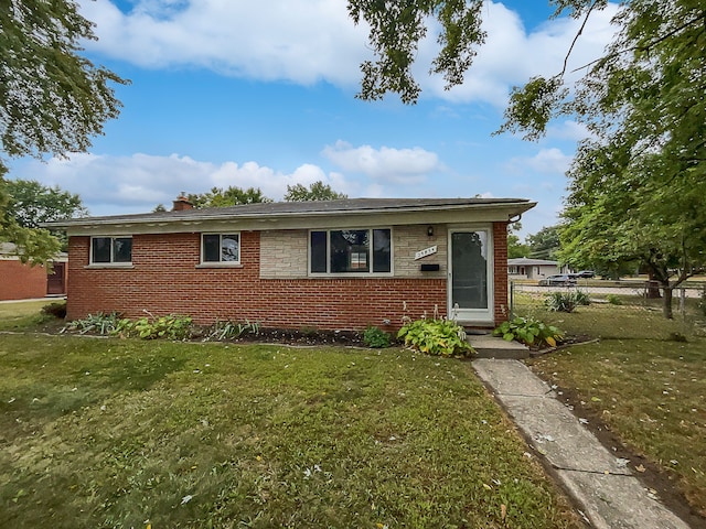 view of front of home featuring a front lawn