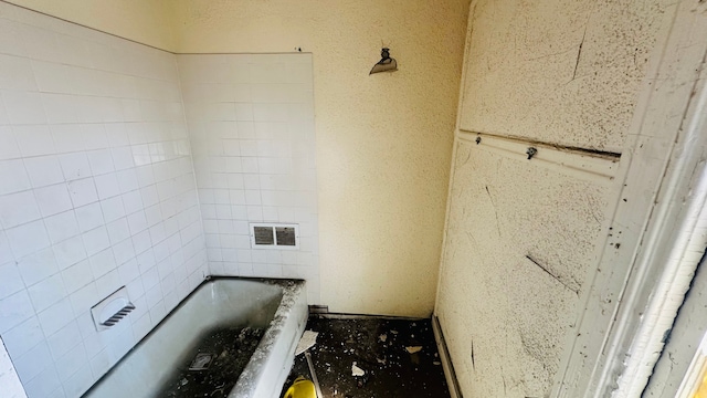 108 Mount Vernon St, Detroit, MI 48202 - bathroom with a tub to relax in