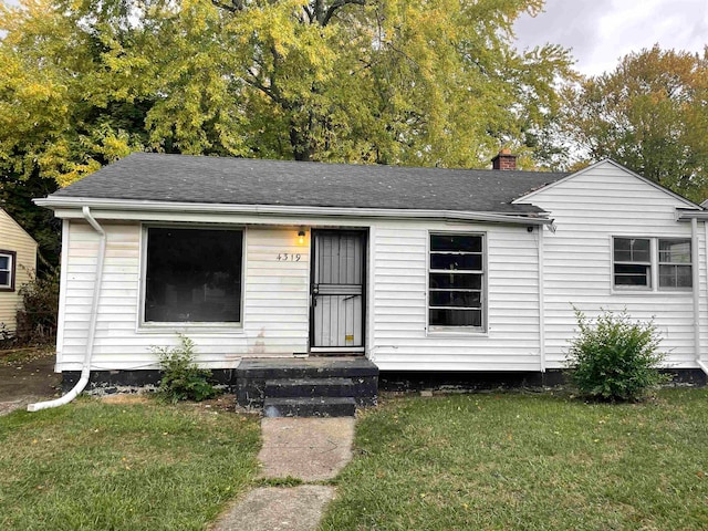 view of front of property featuring a front yard