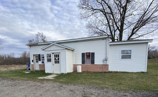 view of front of house featuring a front lawn