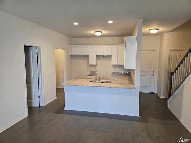 803 Plum Village Dr, Monroe, MI 48161 - kitchen featuring white cabinetry, a peninsula, baseboards, dark wood finished floors, and recessed lighting