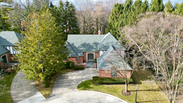 view of front of property featuring a front yard