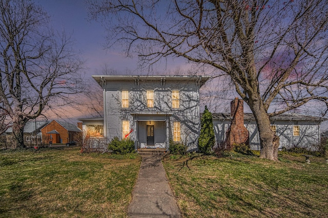 view of front of property featuring a lawn