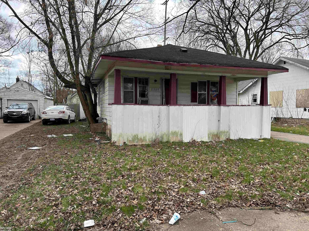 bungalow-style house with a porch and a front lawn