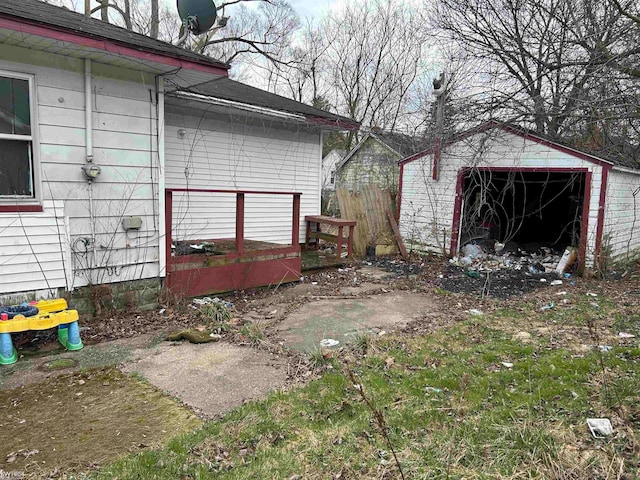 view of yard featuring an outdoor structure and a garage