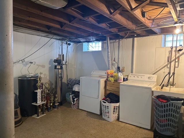 basement featuring separate washer and dryer