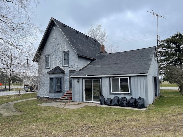 back of house featuring a lawn