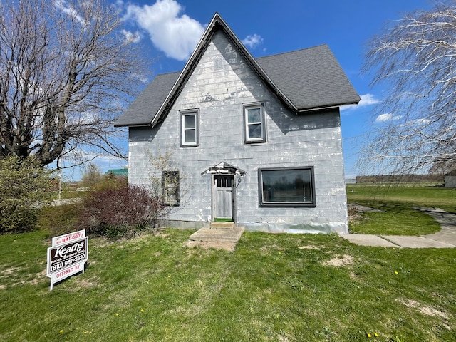 view of front of property featuring a front lawn