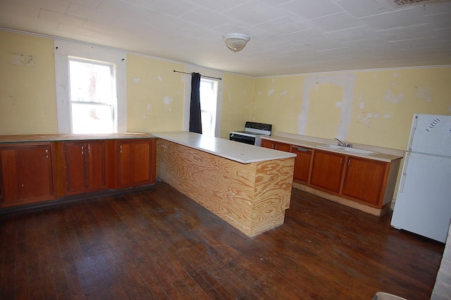 kitchen featuring sink, electric range, white fridge, dark hardwood / wood-style flooring, and kitchen peninsula