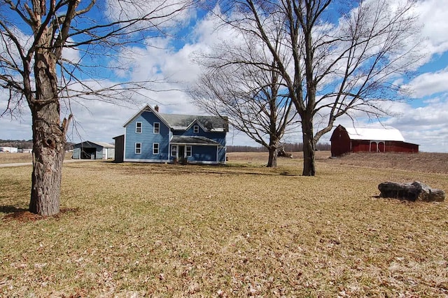 view of yard with an outdoor structure