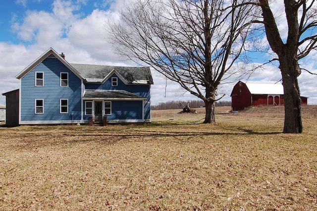 view of front of home featuring an outdoor structure and a front lawn