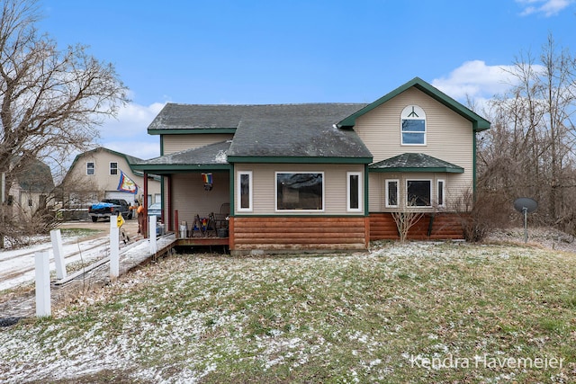 view of front of property featuring covered porch and a front lawn