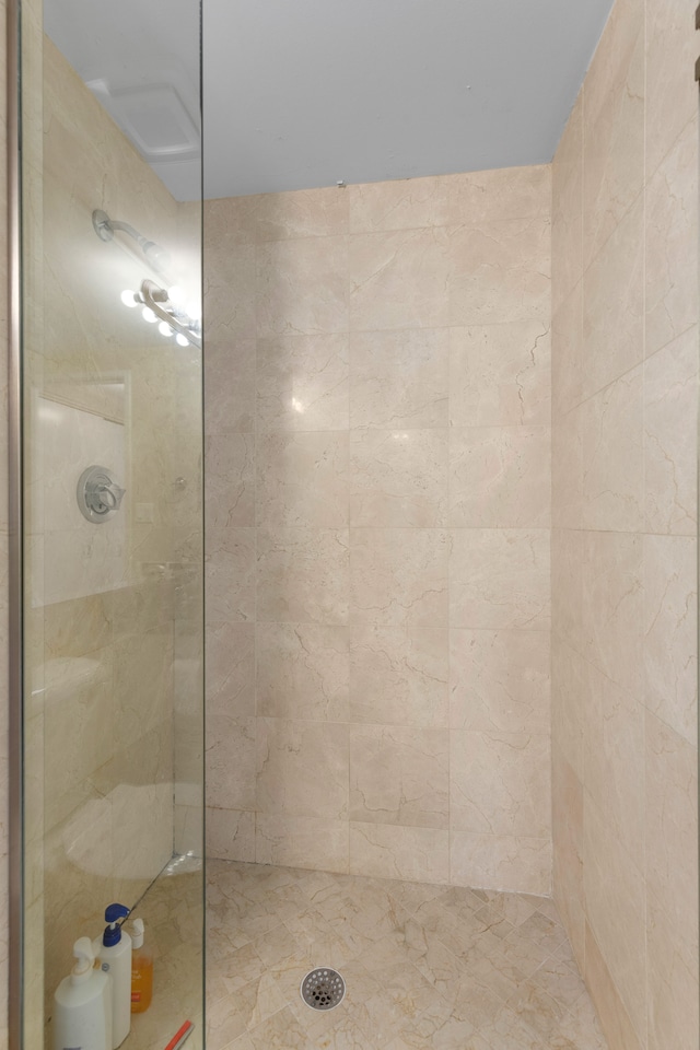 bathroom featuring tiled shower