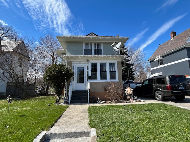 front facade featuring a front yard