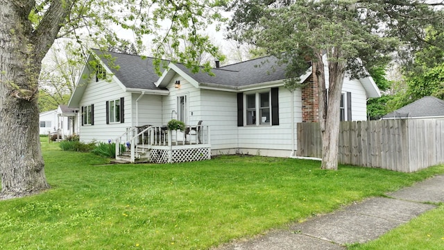 view of front of property featuring a front lawn