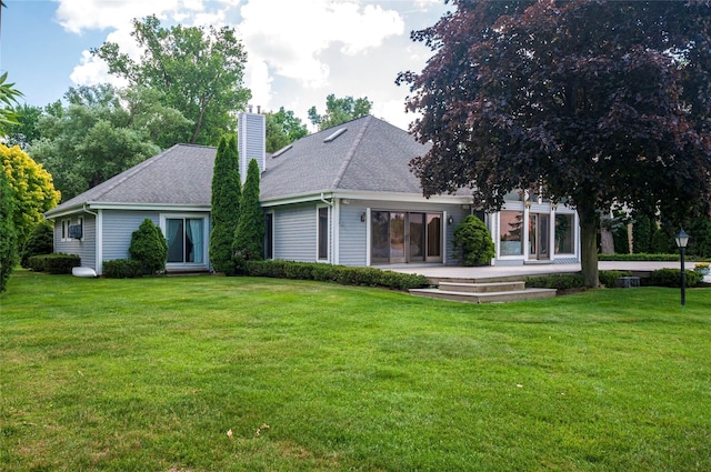 view of front of home featuring a front yard