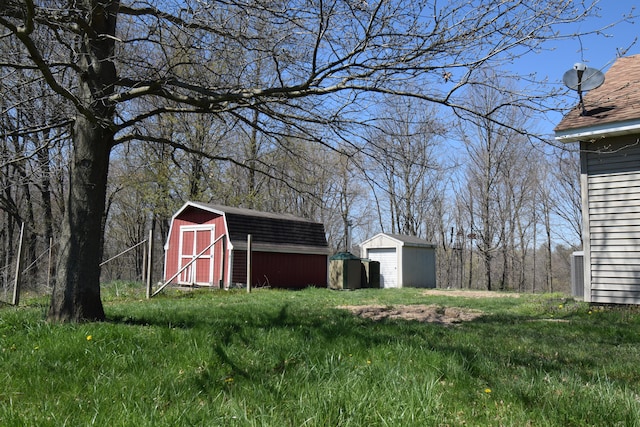 view of yard with a storage shed