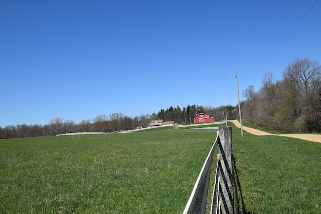 view of yard featuring an outbuilding