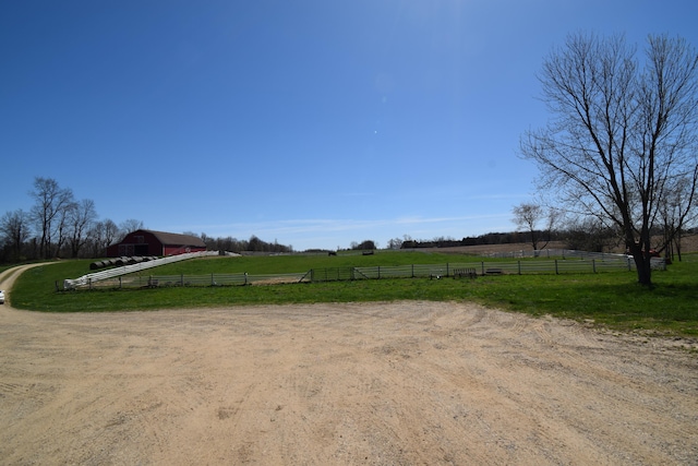 view of yard featuring a rural view