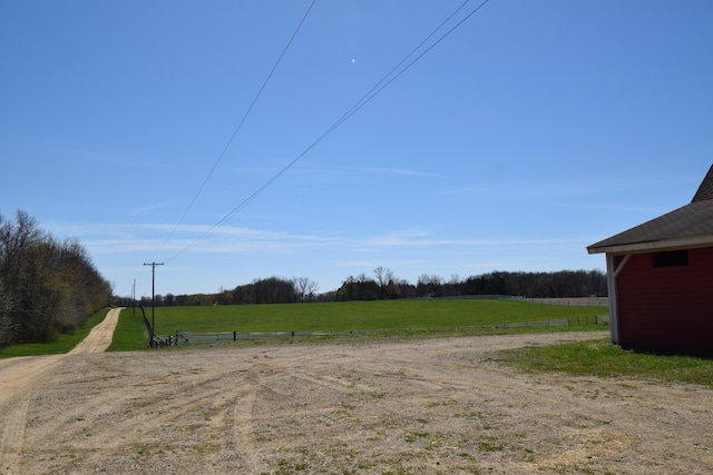 view of yard featuring a rural view