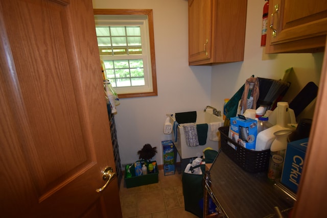 laundry room featuring light tile patterned floors