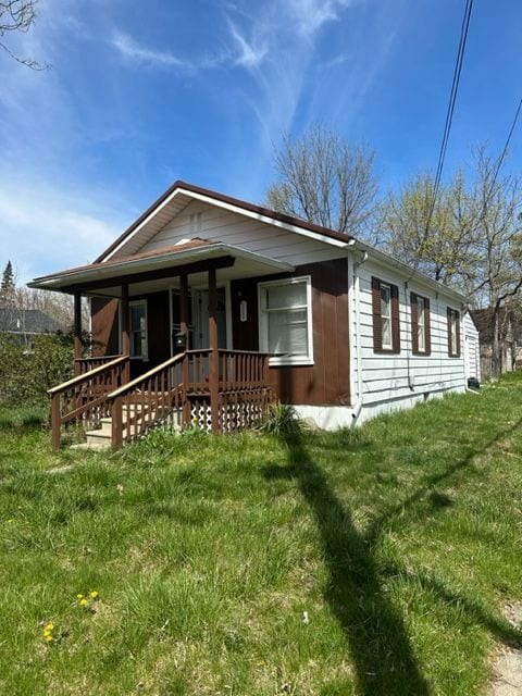 view of front of property featuring a front yard and a porch